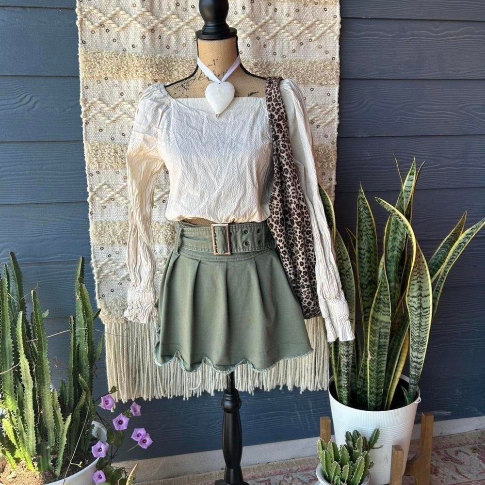 Levi's Daphne blouse crop top with a square neckline, puff sleeves
